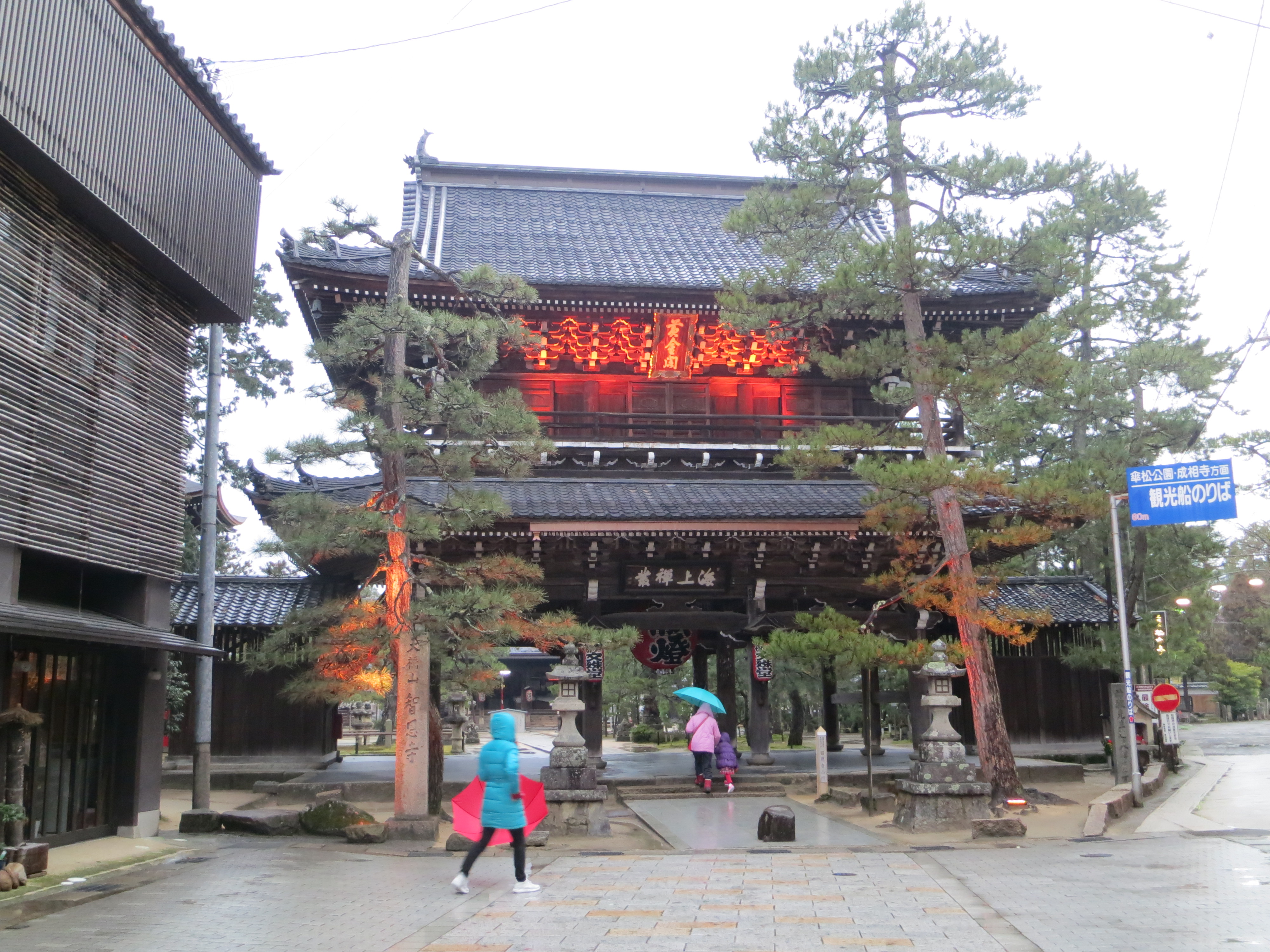 190226　智恩寺の山門のライトアップ