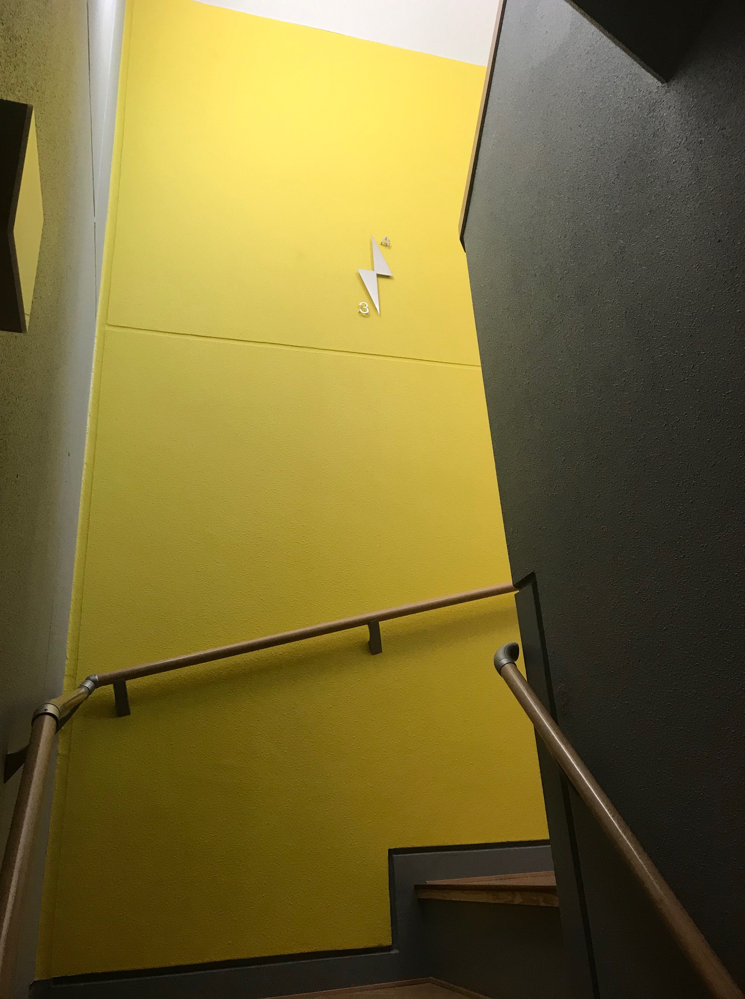 201106　階段室の壁面