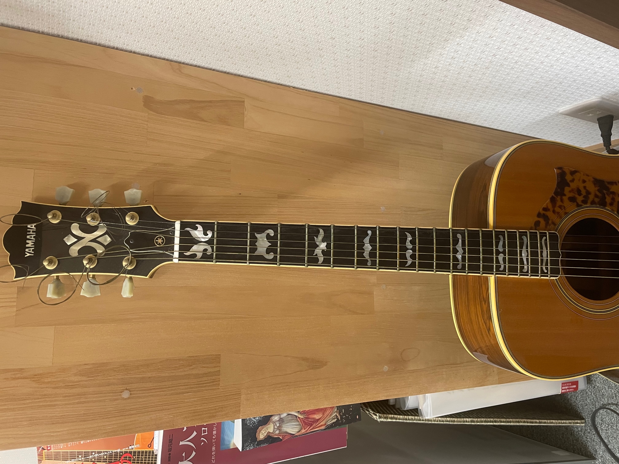 220908　ギター（YAMAHA N-1000）のインレイ